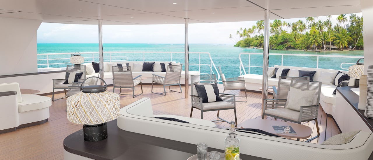 Slapp av i utendørs-salongen ved siden av marinaen.