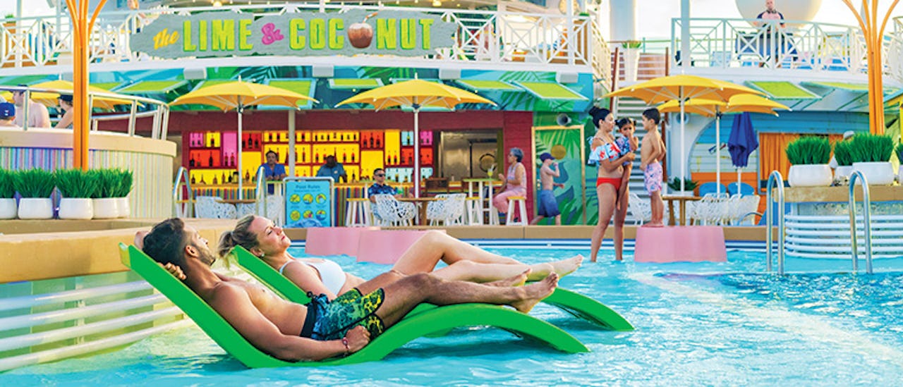 The Lime and Coconut skrur opp feriestemningen med tropiske cocktails, livlig musikk og en energisk atmosfære