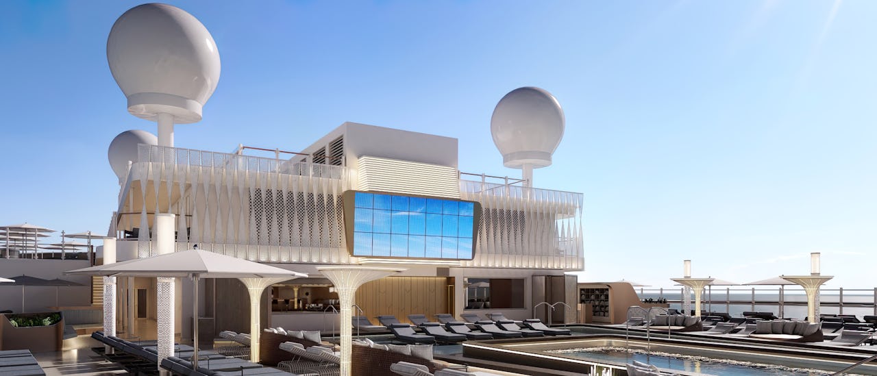 Slappe av i solsengene ved bassenget