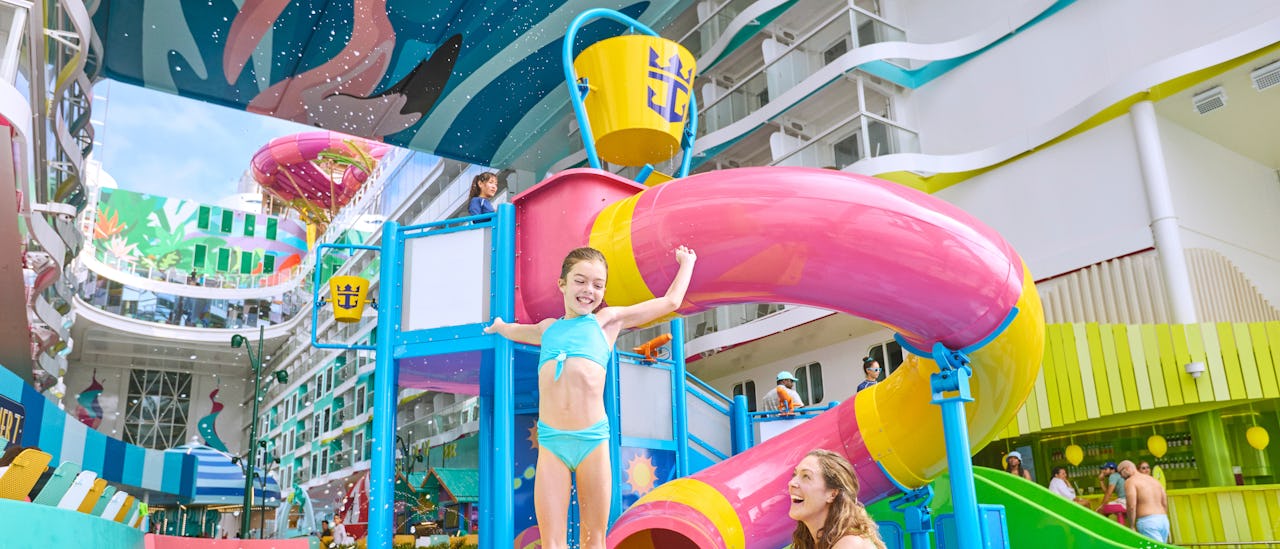 Splashaway Bay og Baby Bay er et sted hvor barnefamilier kan kose seg. Surfside venter sammen med karuseller, arkadespill og barneklubber