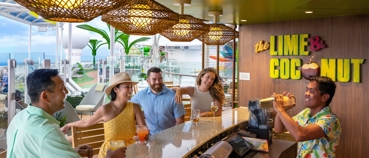 Det karibisk inspirerte bassengområdet med favorittbaren The Lime & Coconut