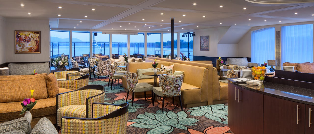 Kos deg med en drink i salongen.