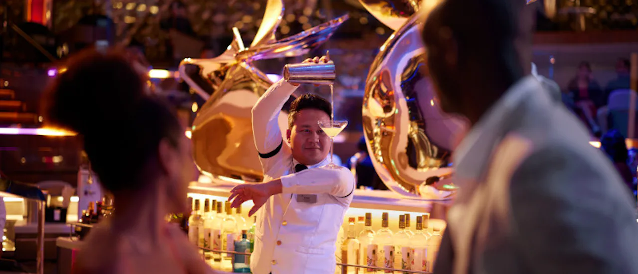 Nyt en cocktail i Martini-baren!