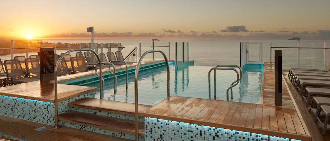 For litt luksus, ta turen til Infinity og Panorama Pool and Bar