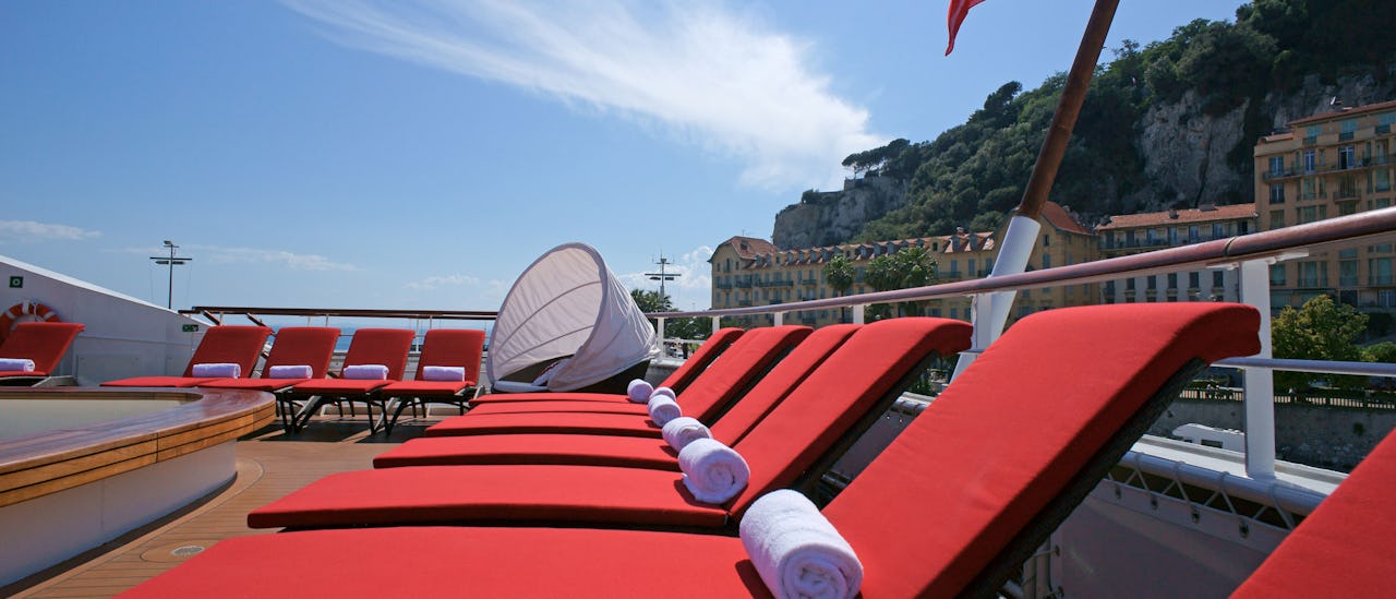 Deilige loungesenger ved bassenget.