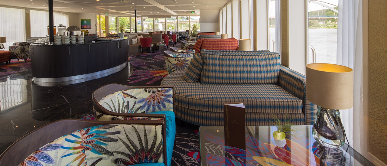 Slapp av i de deilige salongene.