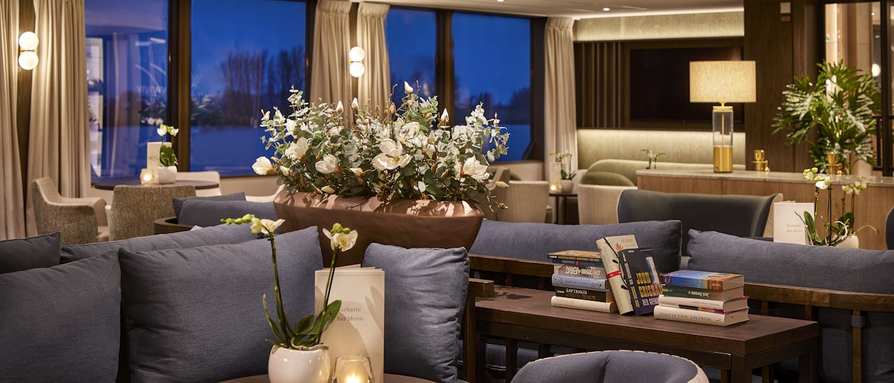 Ruby Deck Bar Lounge har panorama vinduer, komfortable sitteplasser, dansegulv og et piano.