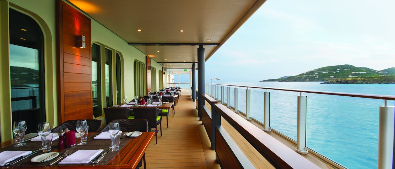 Besøk en av Waterfronts mange barer og uterestauranter