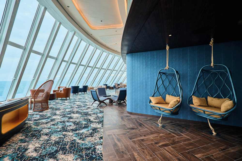 Relax in a laid-back, maritime atmosphere at the 'Captain's Bar