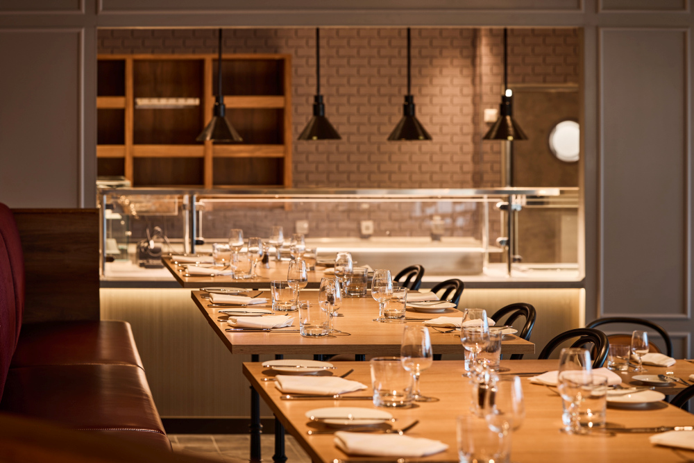 Sur Mer Bistrot er en fransk bistro med typisk parisisk kaféstemning