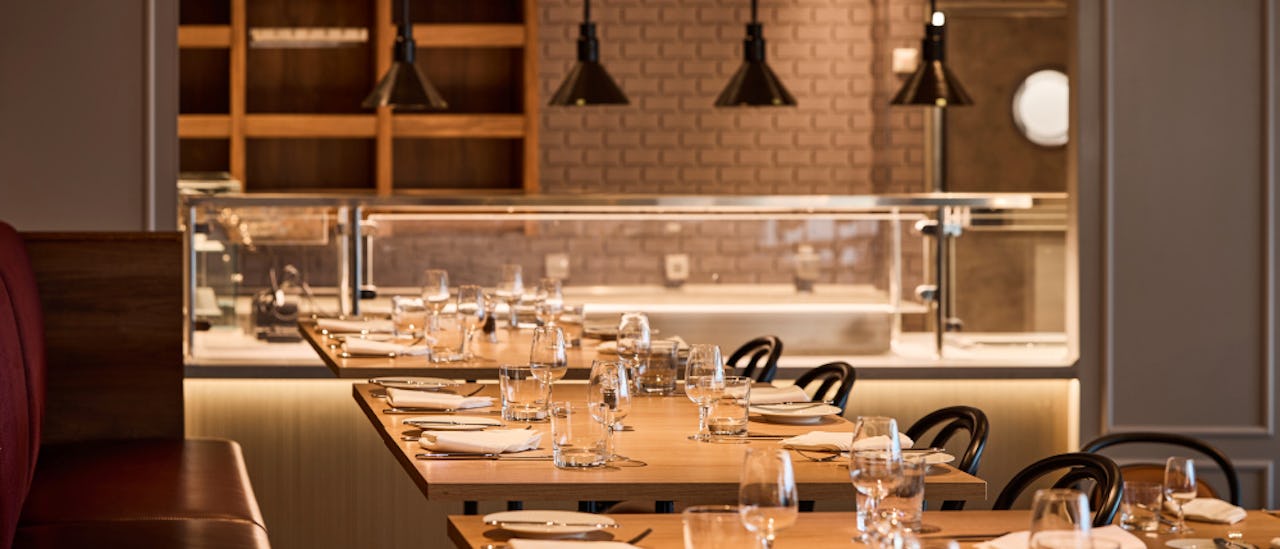 Sur Mer Bistrot er en fransk bistro med typisk parisisk kaféstemning