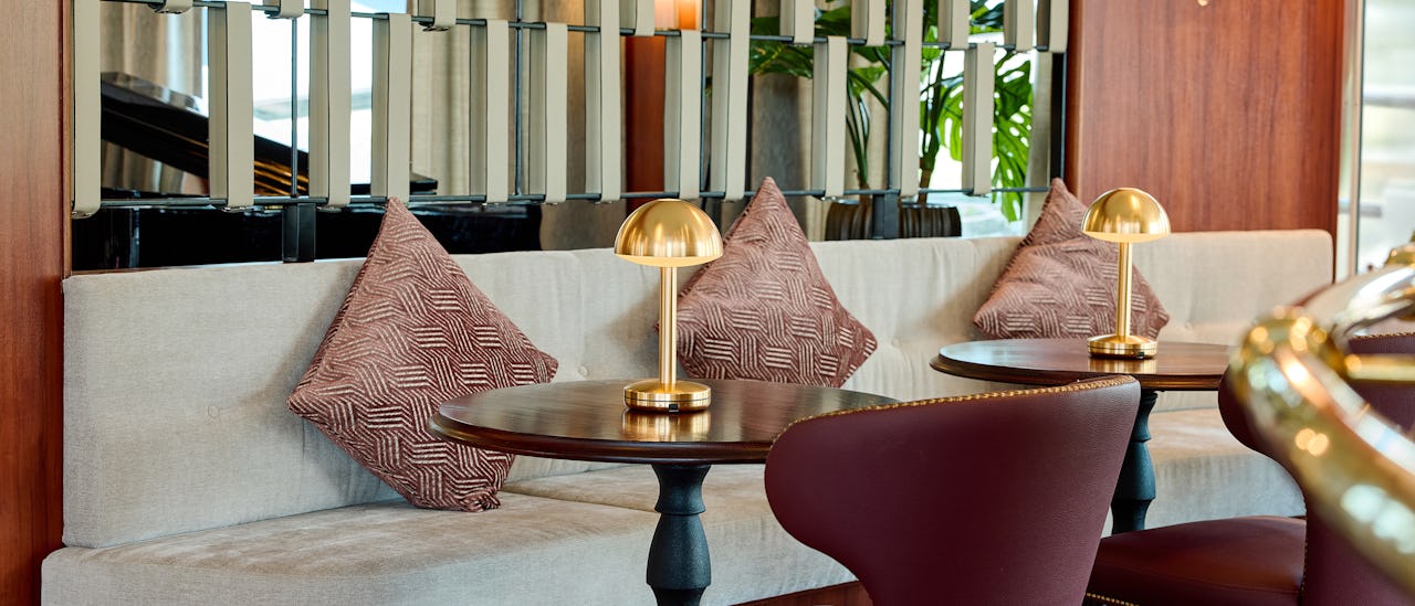 Nyt en drink i baren