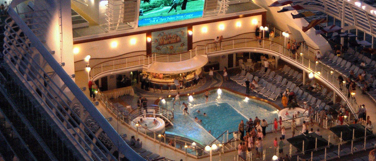 Se en film under stjernene på bassengdekket