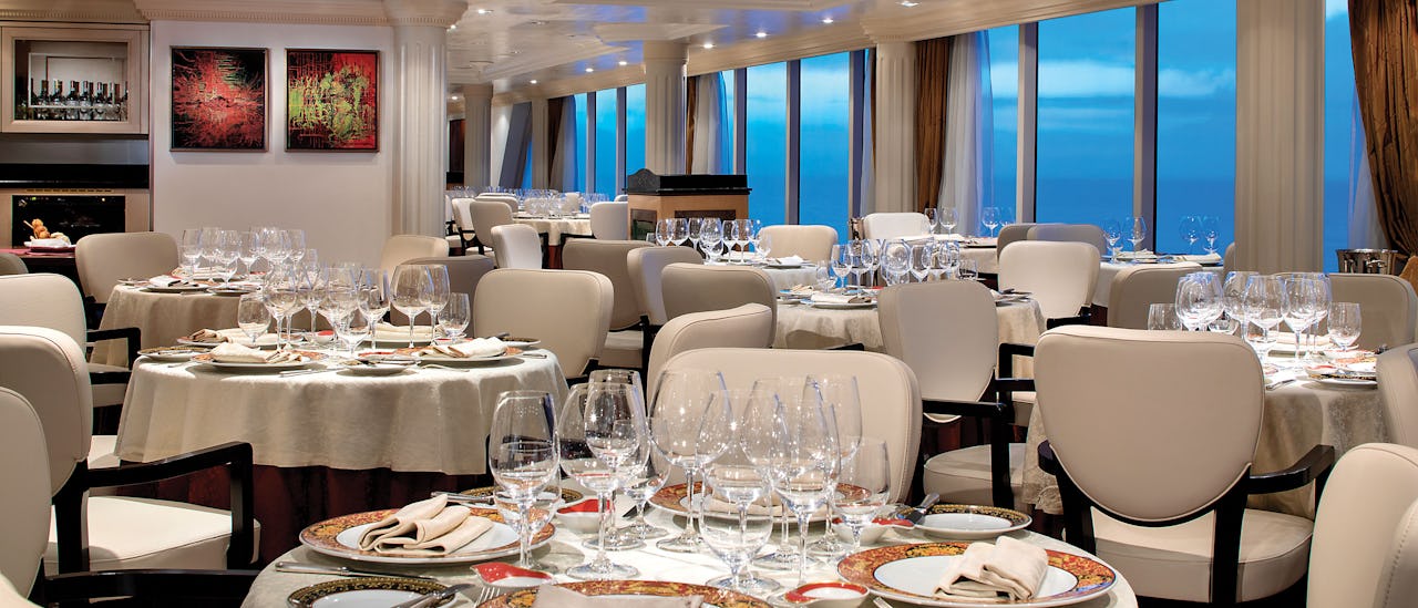 Restaurant Toscana feirer lidenskapen for italiensk matlaging, servert på spesialdesignet Versace porselen.