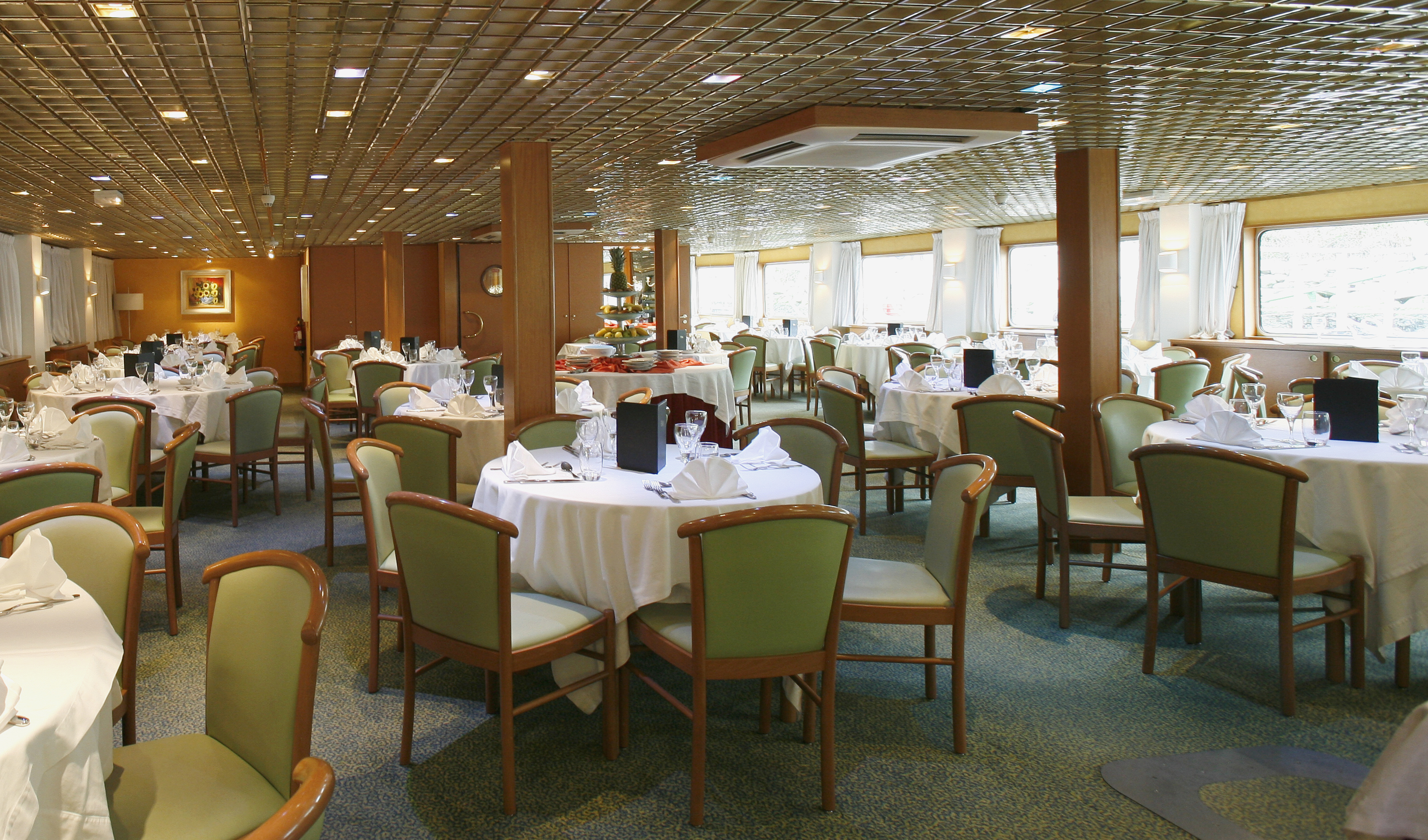 Atmosfæren i hovedrestauranten er avslappet, men elegant.