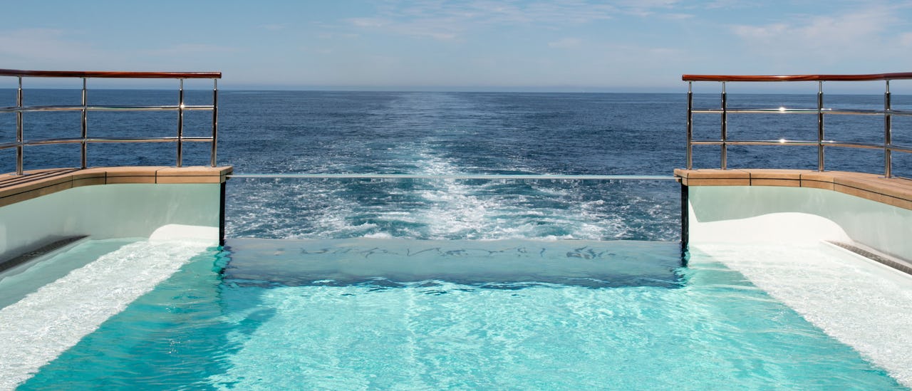 Infinitypoolen lengst akterut.