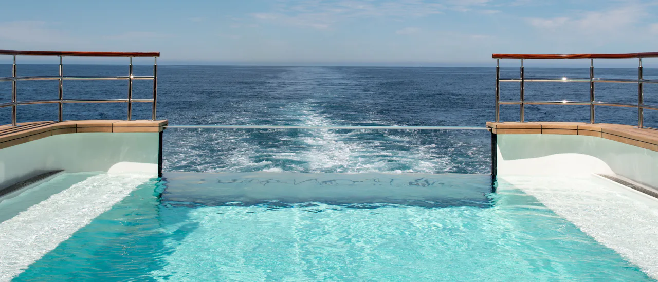 Infinitypoolen lengst akterut.