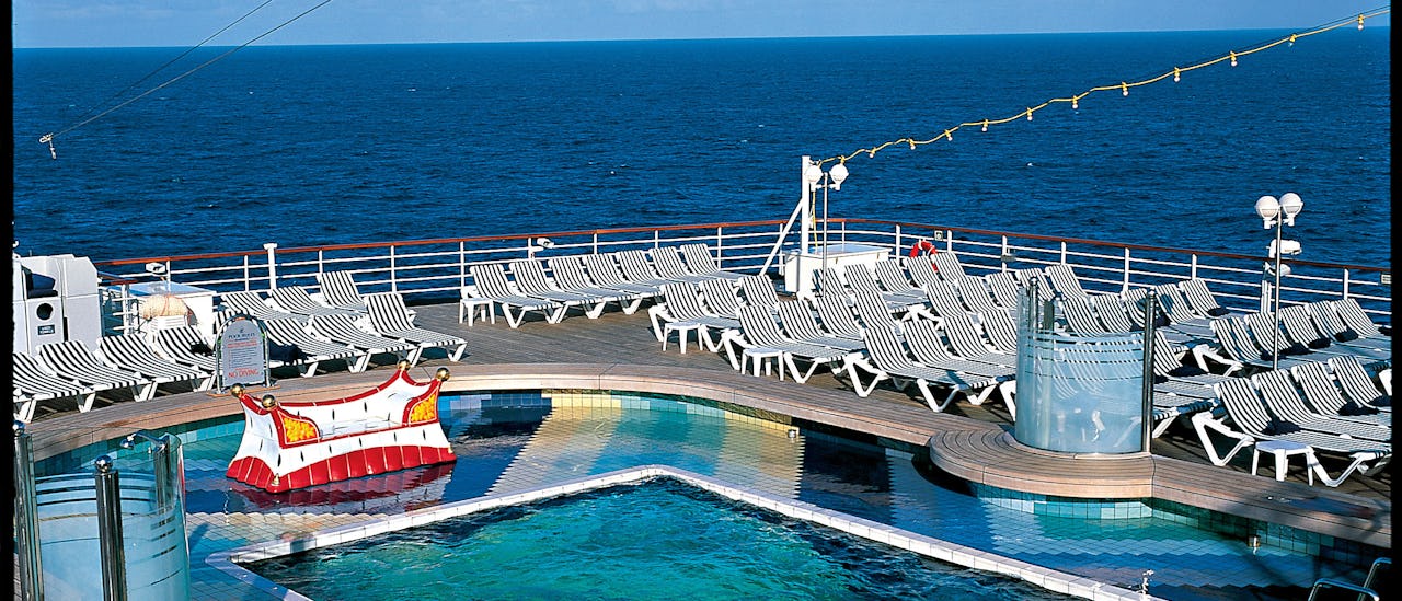 Slapp av ved bassenget lengst bak