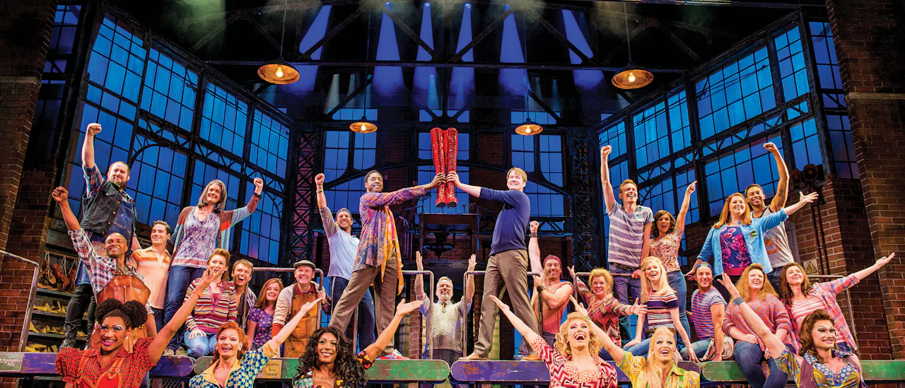 Se et 90 minutters påkostet sett av musikalen Kinky Boots