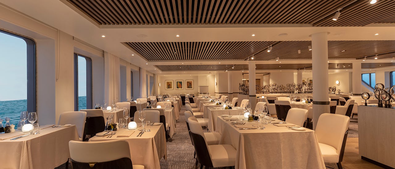 Nyt kontinentale og regionale spesialiteter på The Restaurant.