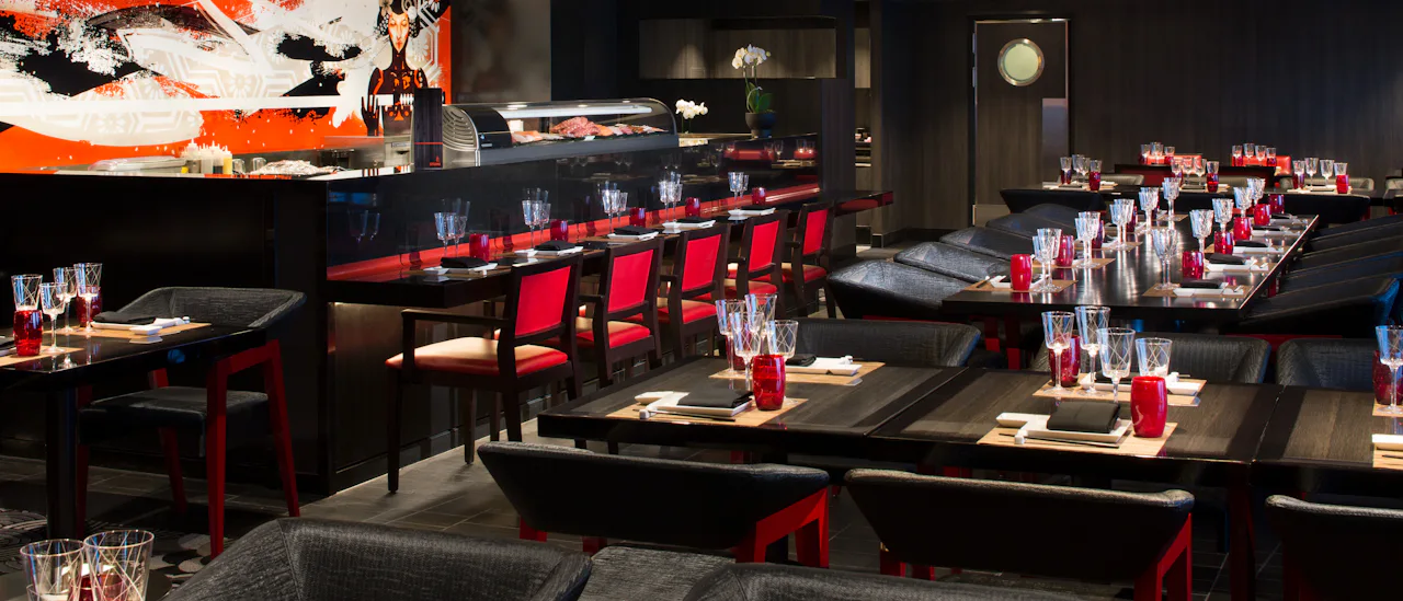 Izumi Teppanyaki Restaurant tilbyr à la carte-hibachi-, teppanyaki- og sushimeny