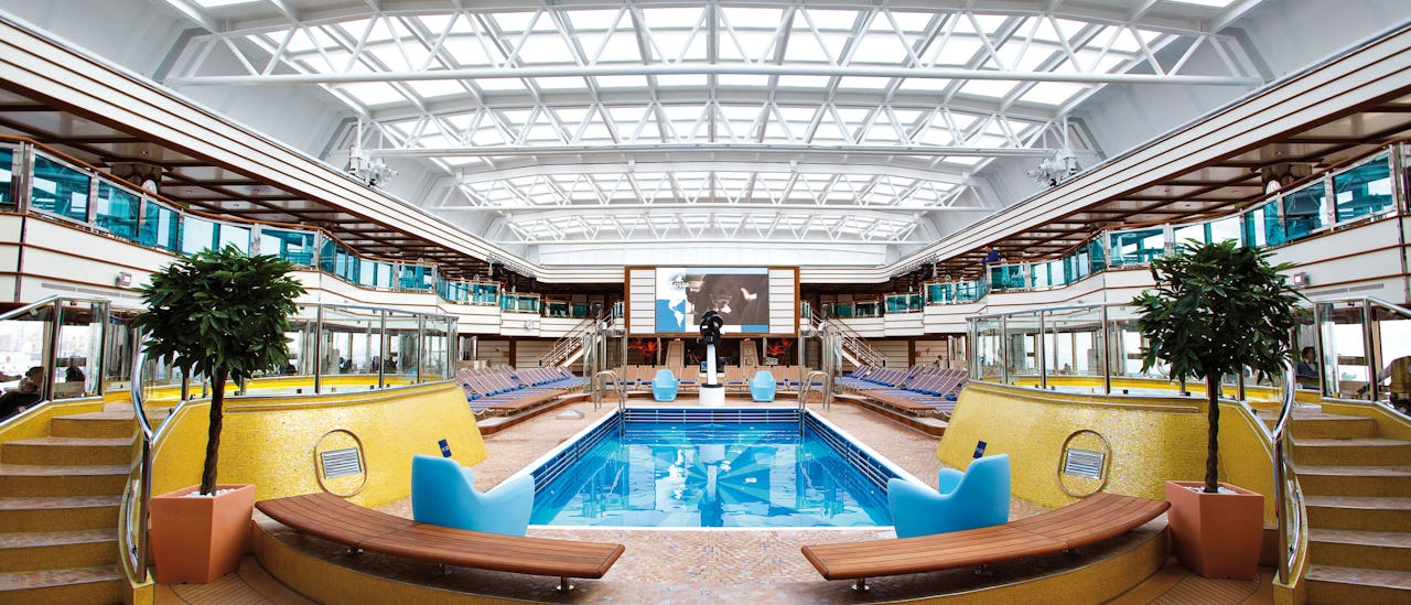 Innendørs svømmebasseng med tak som kan åpnes.