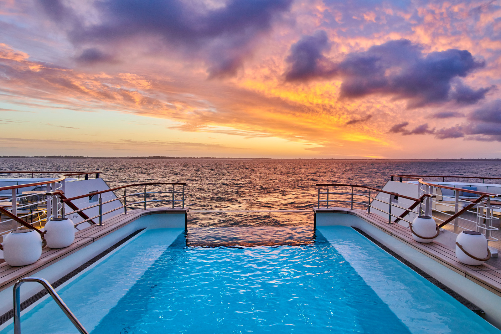 Infinitypoolen lengst bak....i et med havet.