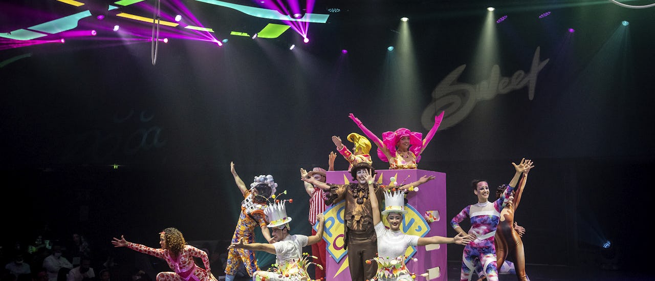 I salongen med store panoramavinduer vises show i samarbeid med Carousel Productions at Sea