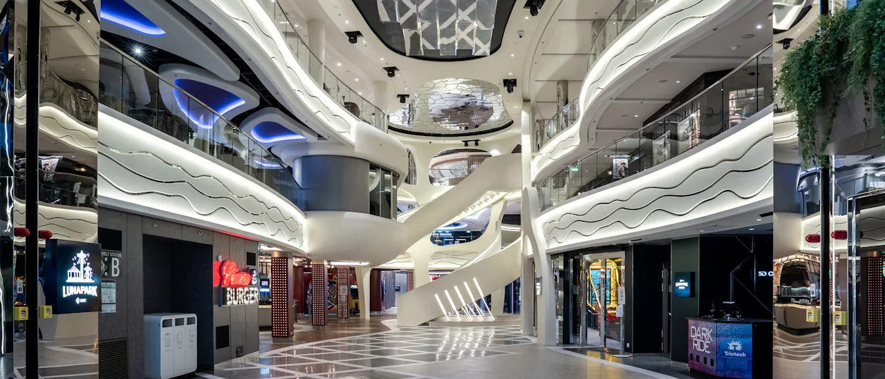 Spaser gjennom World Promenade med den ikoniske LED Dome