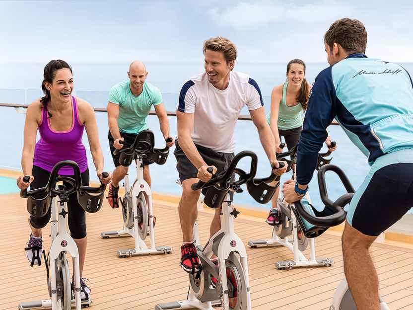 The cycling courses take place in the cycling room or in the arena