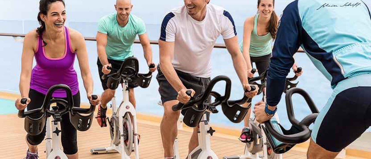 The cycling courses take place in the cycling room or in the arena