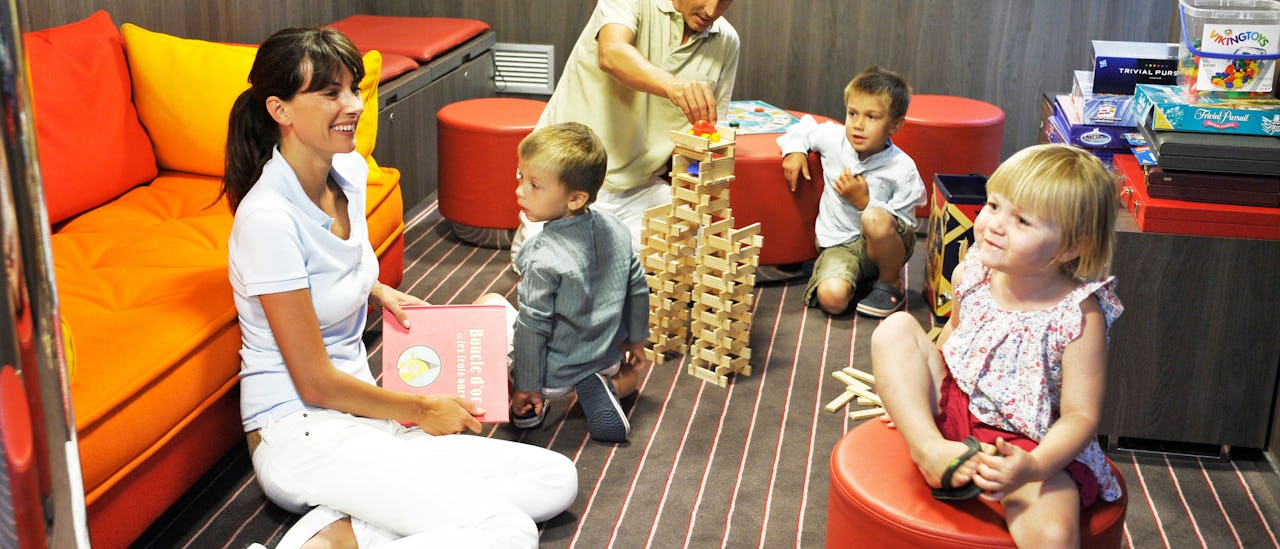 Familier er velkomne og tilbys et rom fullt av aktiviteter for barn