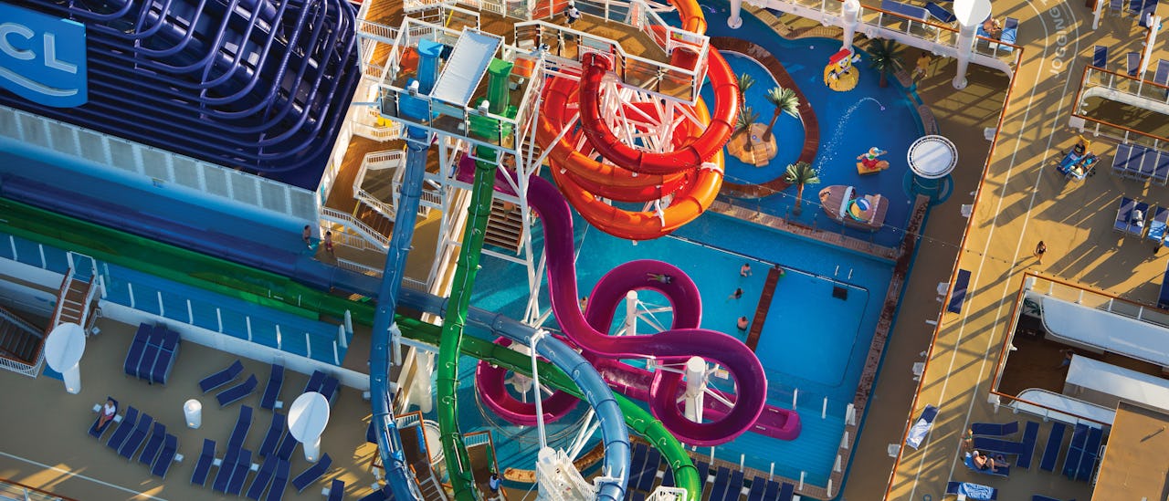 3 vannsklier høyt over bassengdekket