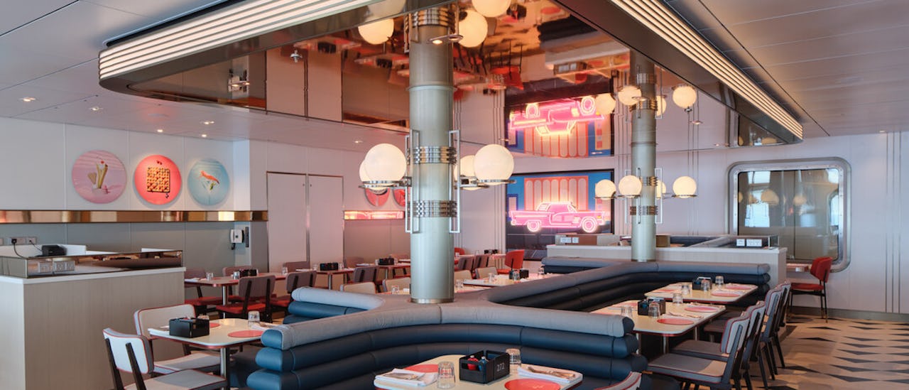 6th Street tilbyr uformell servering på dagtid og en mer sofistikert opplevelse på kvelden, som minner om en retro amerikansk diner