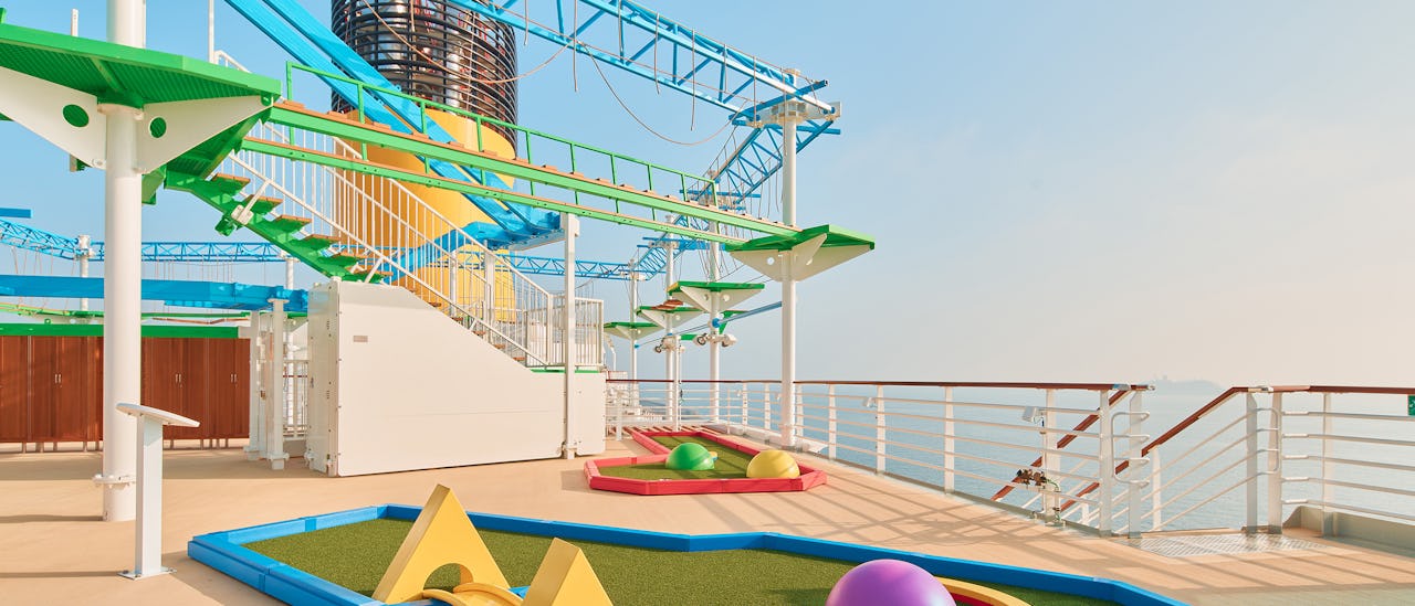 Play Minigolf with your company