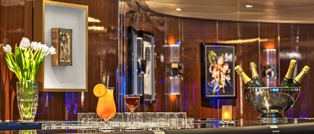 Sky Bar er stedet å nyte av en oppfriskande, tropisk drink!