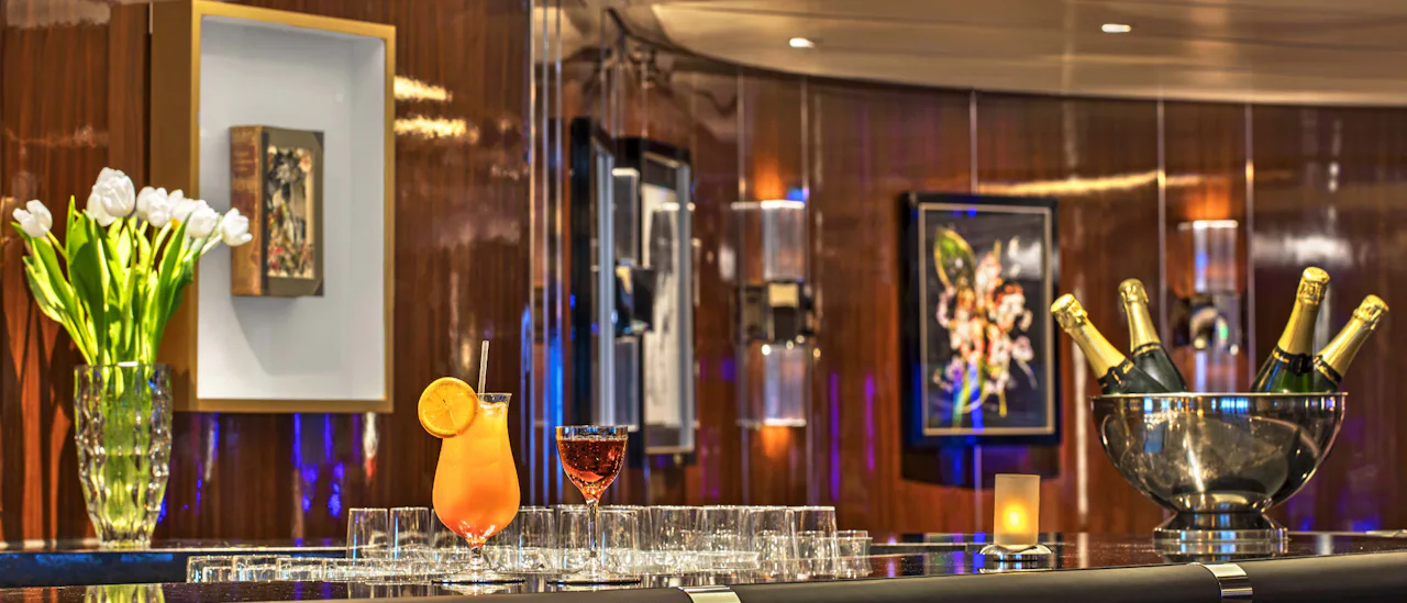 Sky Bar er stedet å nyte av en oppfriskande, tropisk drink!