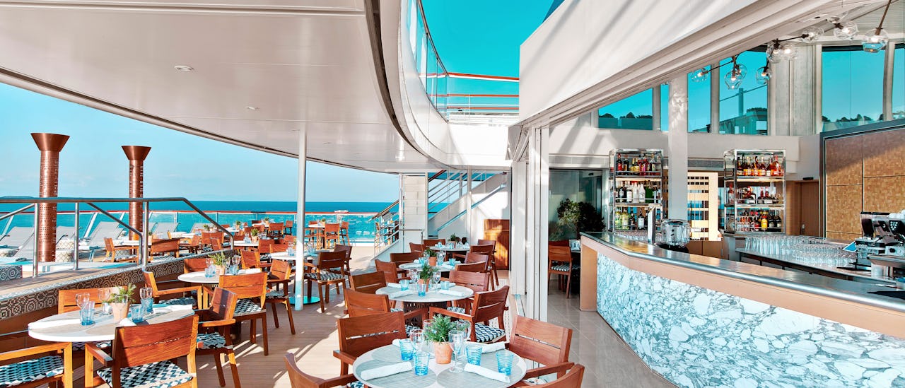 Uteservering med utsikt over sjøen.