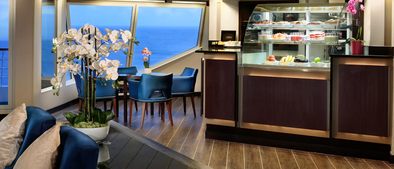 På øverste dekk eller dekk 8, finnes en Yacht klubb, en Stjernebar og en Lounge.
