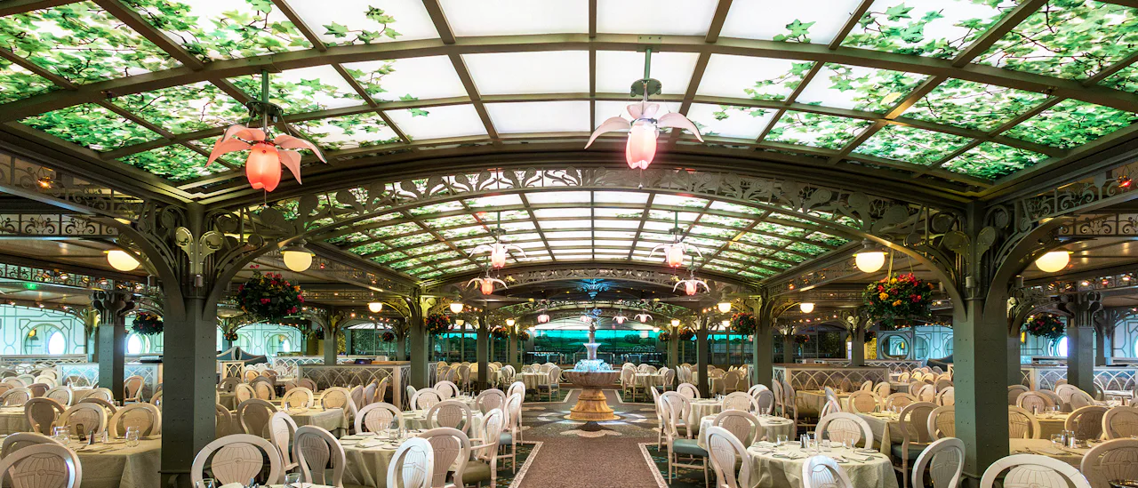 Her på Enchanted Garden serveres frokost og middag