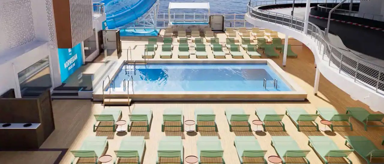 Slappe av i solsengene ved bassenget