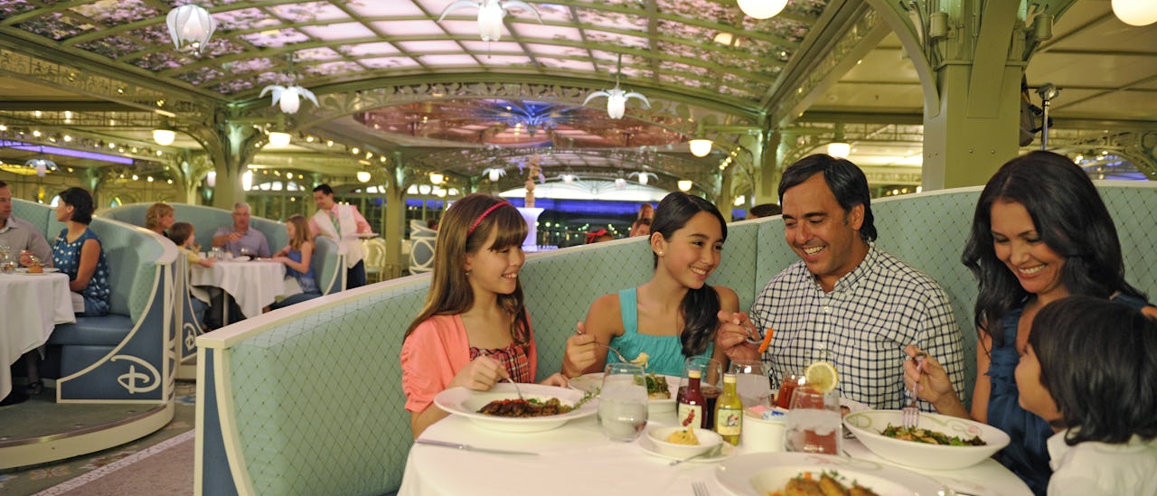 På Enchanted Garden servereres det frokost, lunsj og middag