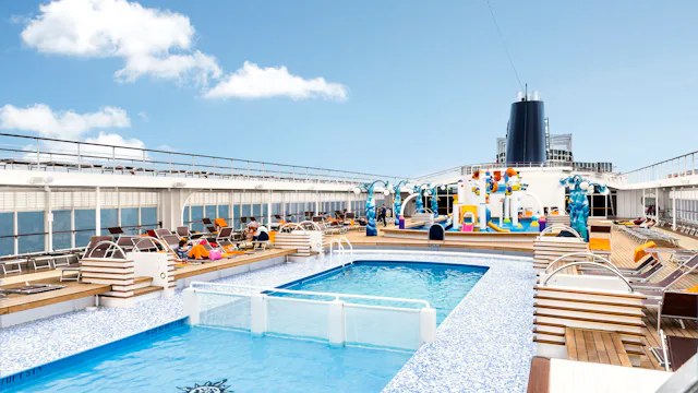 Velg standard eller yacht club basert på det som er rett for ditt cruise