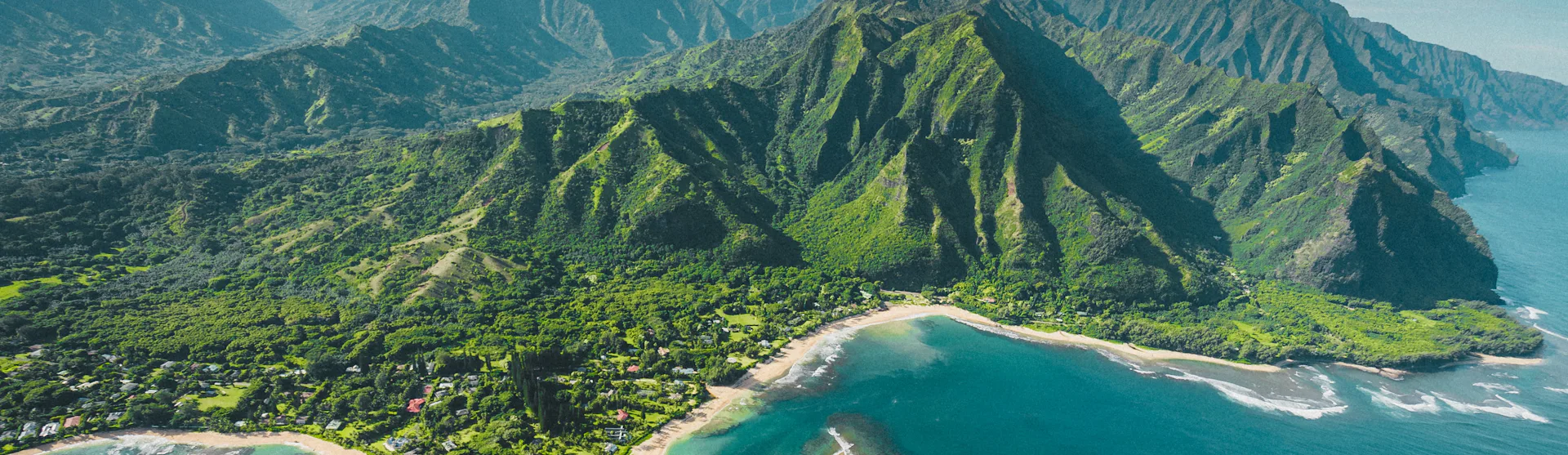 Kystlandskap i Hawaii sett fra luften