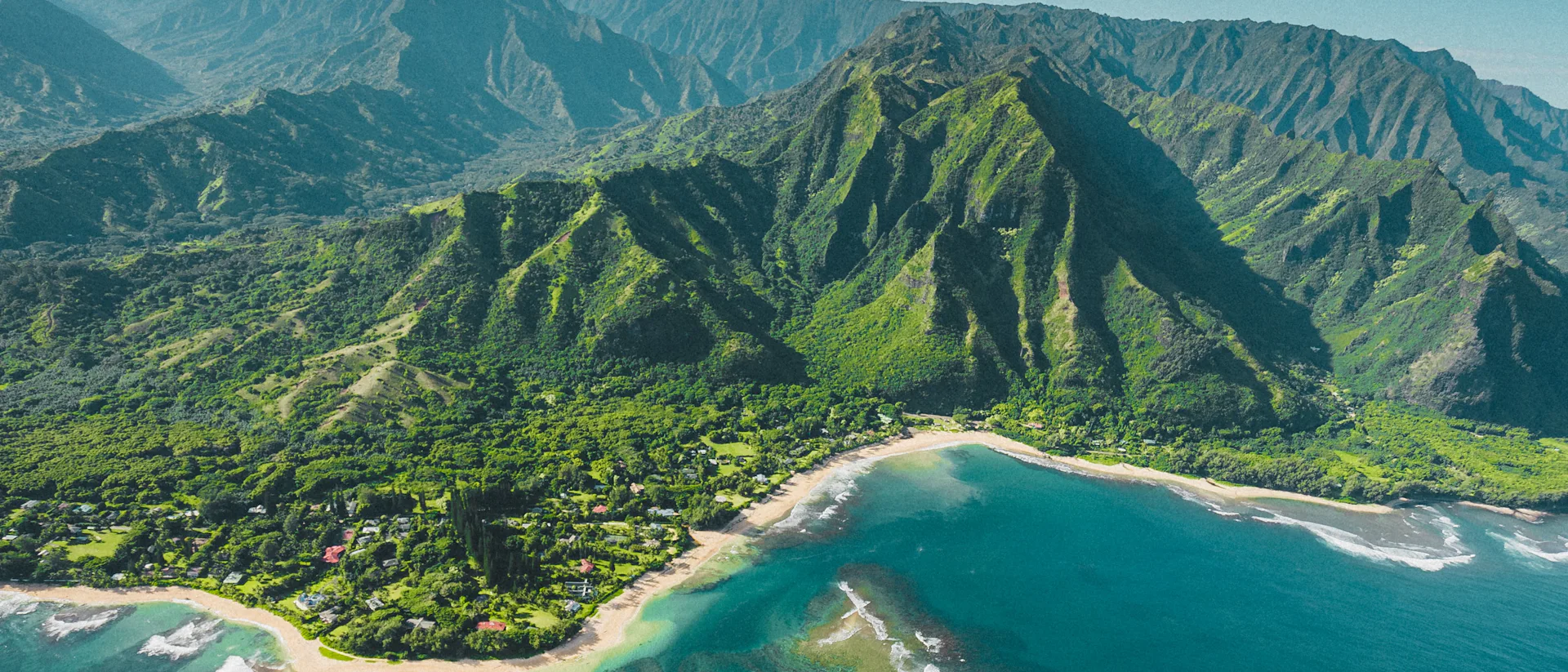 Kystlandskap i Hawaii sett fra luften