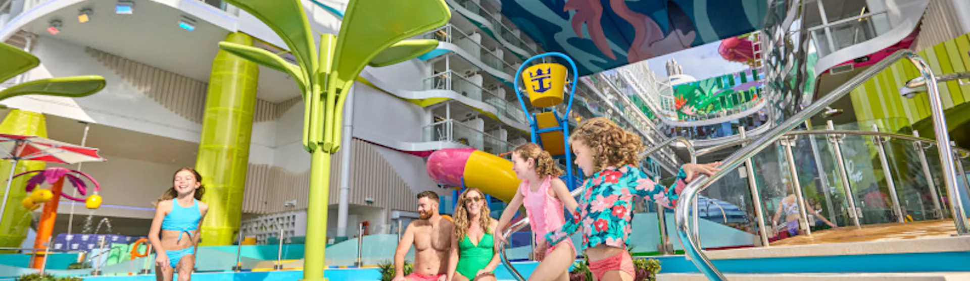 Familie på cruise med barnevennlige fasiliteter