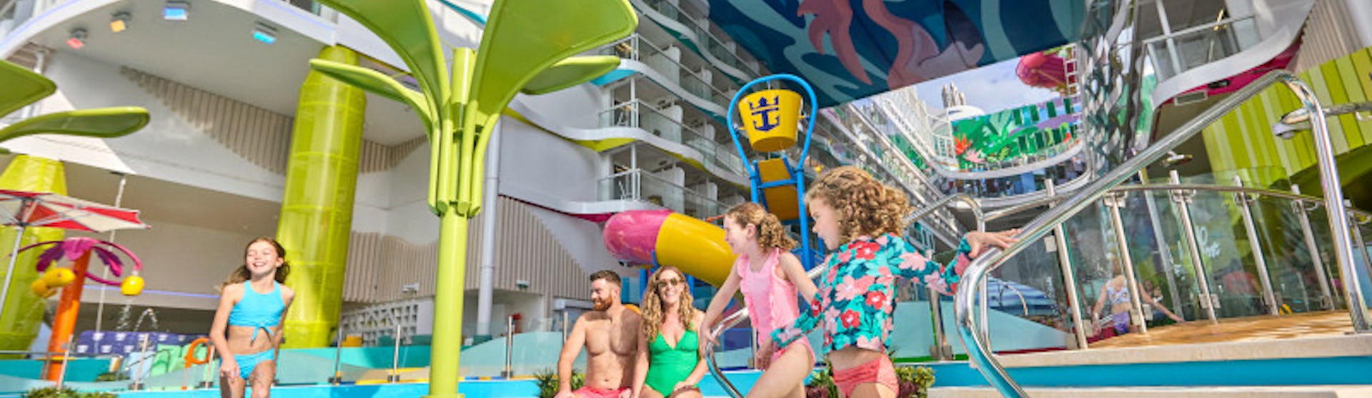 Familie på cruise med barnevennlige fasiliteter