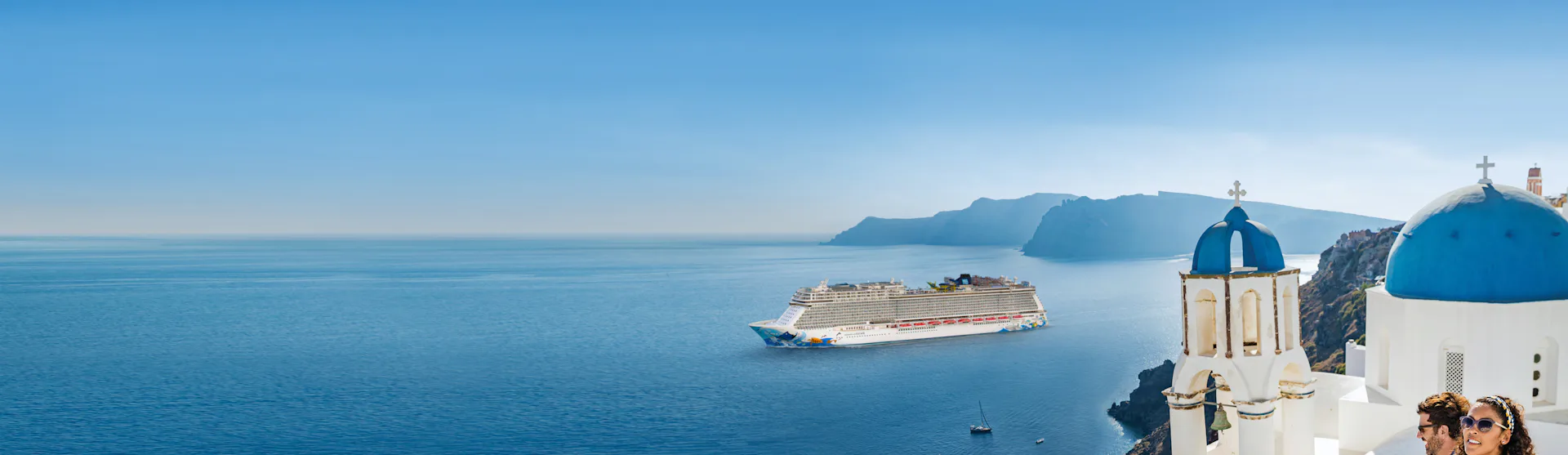 Cruise i Middelhavet ved santorini med cruiseskip og utsikt over havet