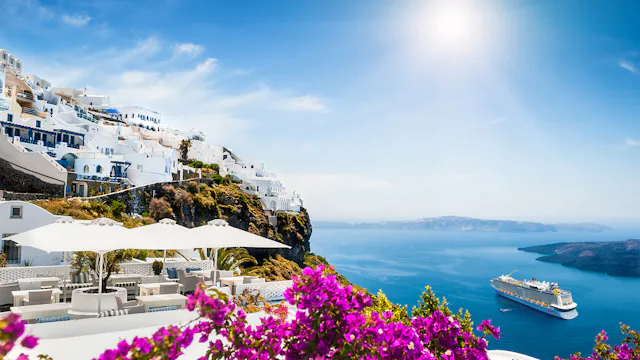 Cruiseskip ved Aten med utsikt mot greske øyer og blått hav