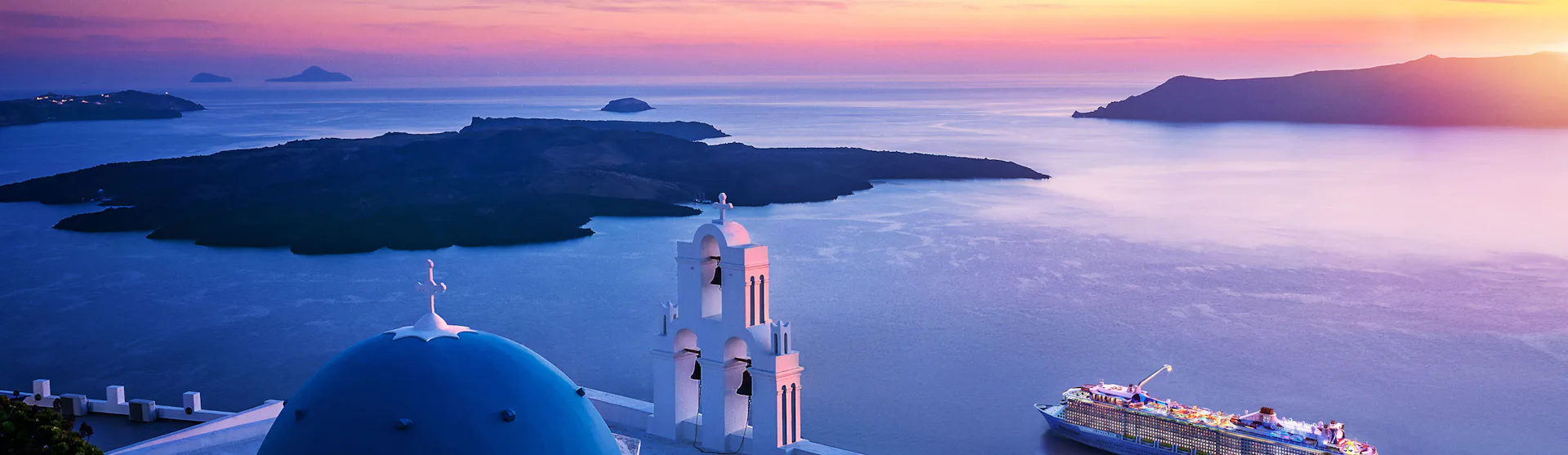 Cruise i Middelhavet ved greske øyer i solnedgang